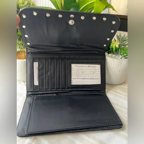 🌸4/$25 Black “G” wallet with studs - Picture 6 of 8